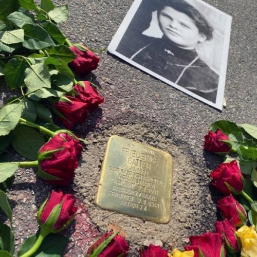 Stolperstein erinnert an Frederike Gatter, geschmückt mit Blumen und einem Foto